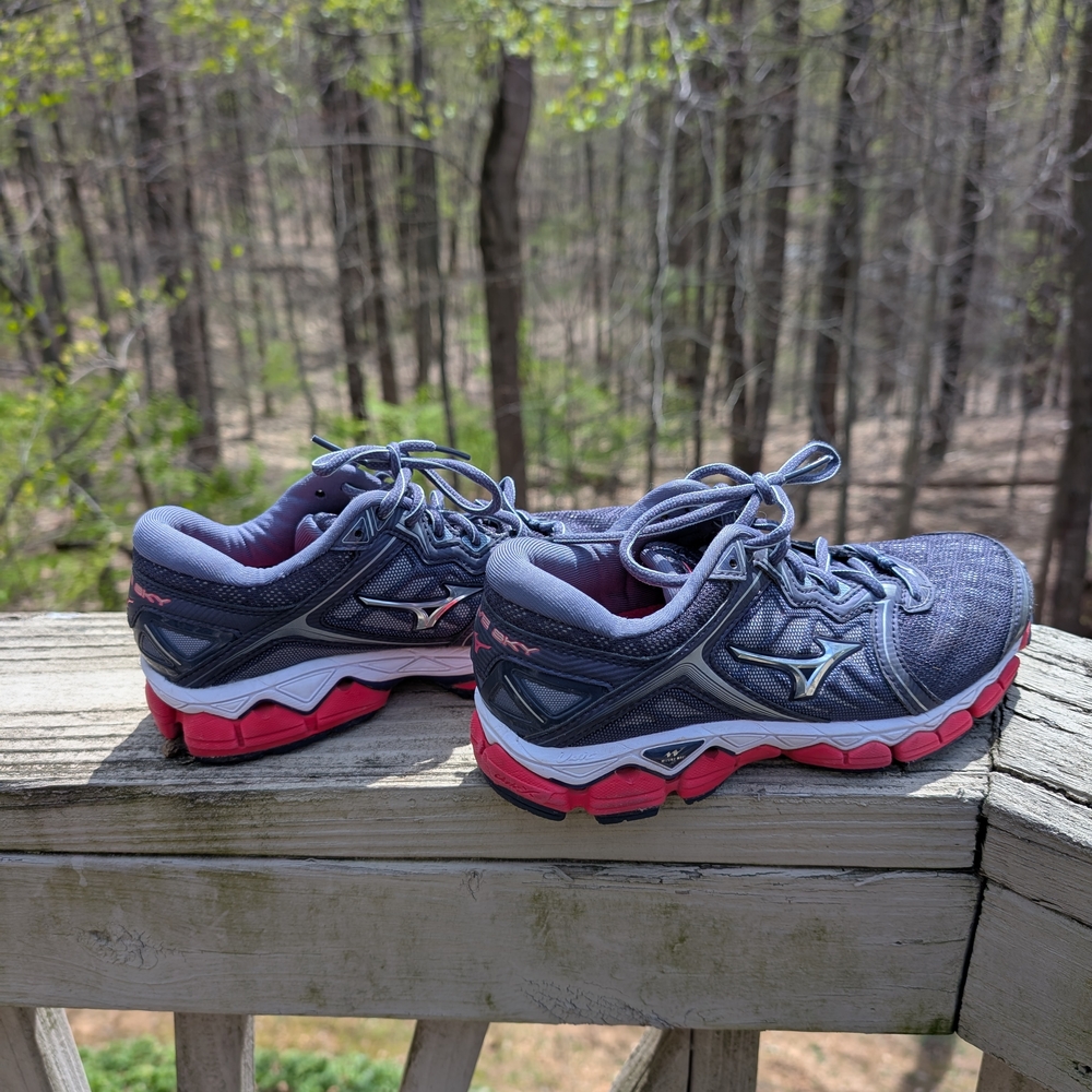 EUC - Mizuno Women's Wave Sky 6.5 - Gray and Pink